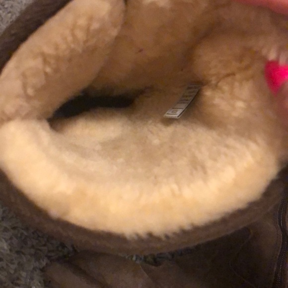 BROWN UGG BOOTS - Picture 3 of 5